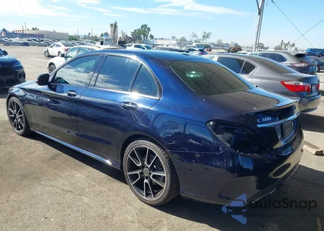 2019 Mercedes-Benz C 300 z USA, uszkodzony, nr VIN 55SWF8DB2KU320345